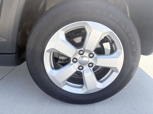 Used 2019 Jeep Compass Latitude w/ Popular Equipment Group AWD/4WD image 14
