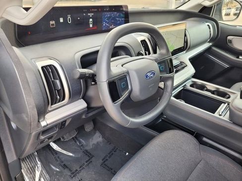 Used 2025 Ford Expedition Active image 16