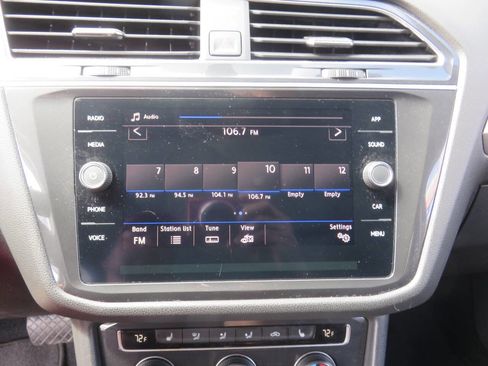 Used 2020 Volkswagen Tiguan SE image 18