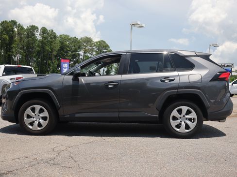 Used 2022 Toyota RAV4 LE FWD image 2