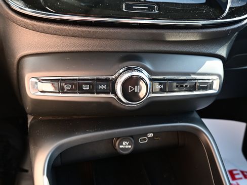 Used 2023 Volvo XC40 B5 Plus w/ Driver Assist Package AWD/4WD image 17