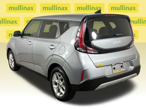 Used 2023 Kia Soul LX w/ LX Technology Package image 9