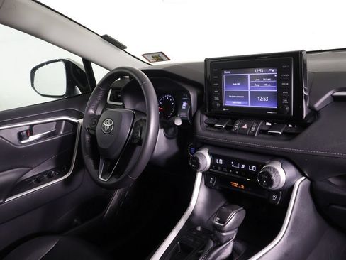 Used 2020 Toyota RAV4 XLE Premium FWD image 31