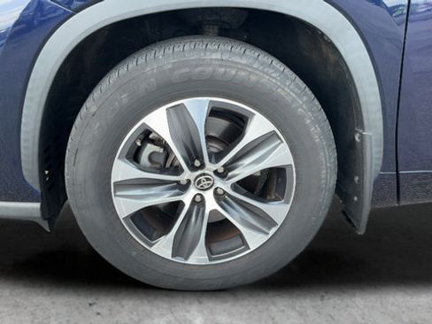 Used 2021 Toyota Highlander XLE AWD/4WD image 25
