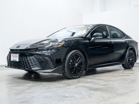 Certified 2025 Toyota Camry SE w/ Convenience Package image 3