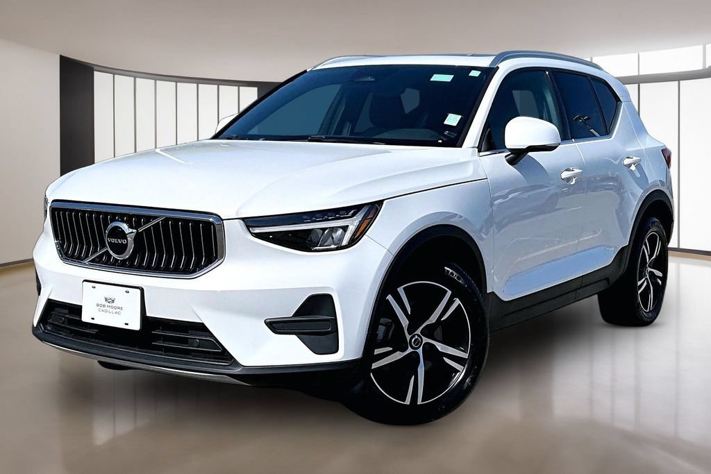 Used 2025 Volvo XC40 B5 Core AWD/4WD image 1