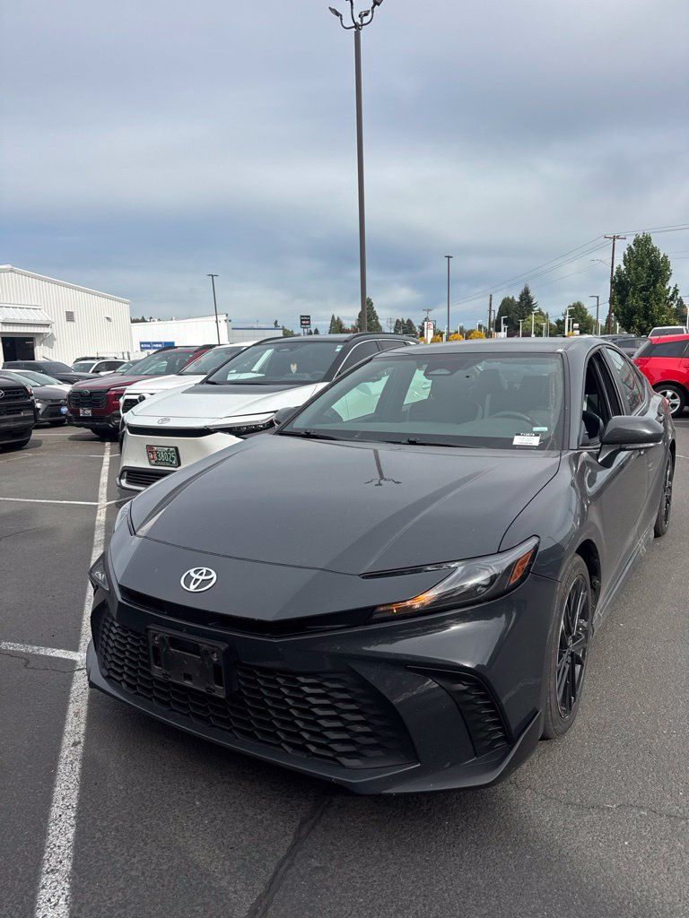 Used 2025 Toyota Camry SE FWD image 1