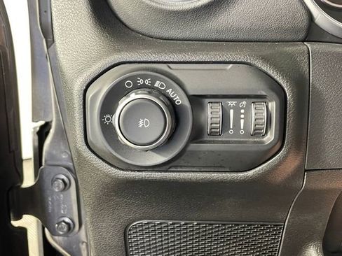 Used 2018 Jeep Wrangler Unlimited Sahara AWD/4WD image 14