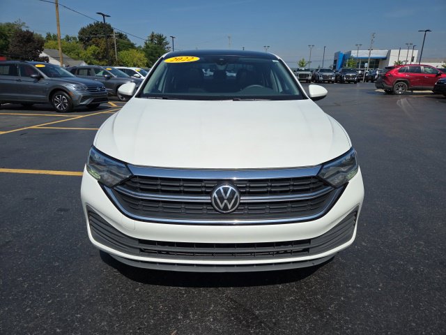 Used 2022 Volkswagen Jetta SE FWD image 2