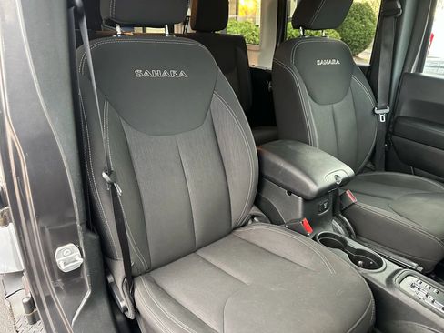 Used 2017 Jeep Wrangler Unlimited Sahara w/ Connectivity Group AWD/4WD image 31