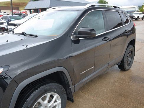 Used 2017 Jeep Cherokee Latitude w/ Cold Weather Group AWD/4WD image 5