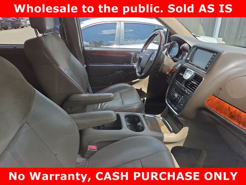 Used 2015 Chrysler Town & Country Limited Platinum FWD image 9