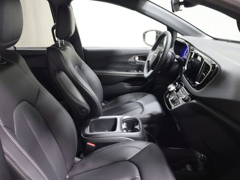 New 2026 Chrysler Voyager LX image 16