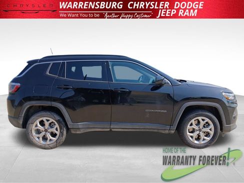 Used 2025 Jeep Compass Latitude w/ Convenience Group AWD/4WD image 3