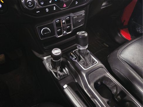 Used 2020 Jeep Wrangler Unlimited Sahara w/ Dual Top Group AWD/4WD image 29