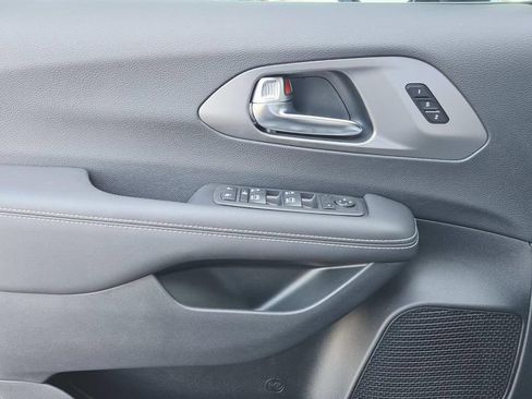 New 2026 Chrysler Pacifica Select FWD image 31