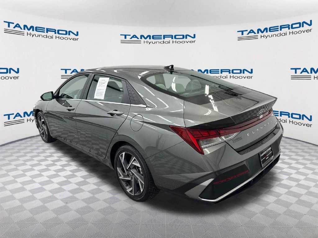 Used 2025 Hyundai Elantra Limited FWD image 3