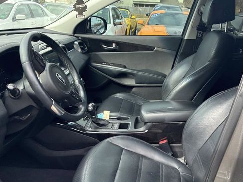 Used 2017 Kia Sorento EX image 9