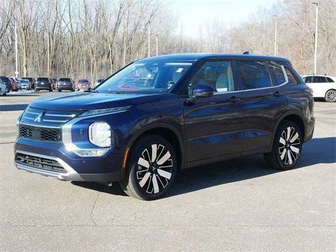 Used 2025 Mitsubishi Outlander SE image 3