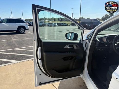 New 2026 Chrysler Pacifica Select image 9