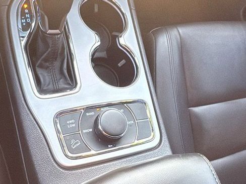 Used 2021 Jeep Grand Cherokee Limited image 24