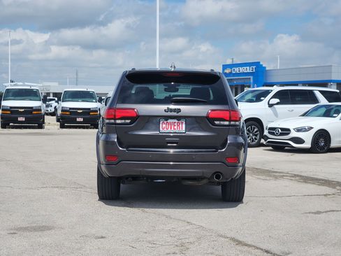 Used 2018 Jeep Grand Cherokee Altitude RWD image 6