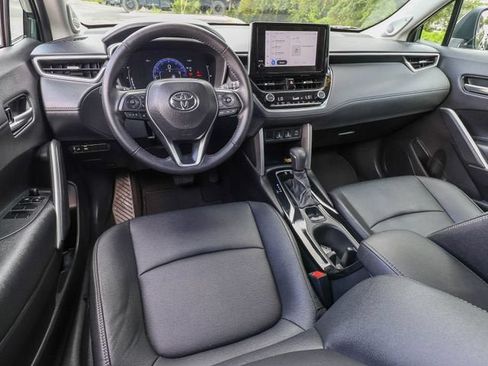 Used 2023 Toyota Corolla Cross XLE w/ Convenience Package FWD image 16