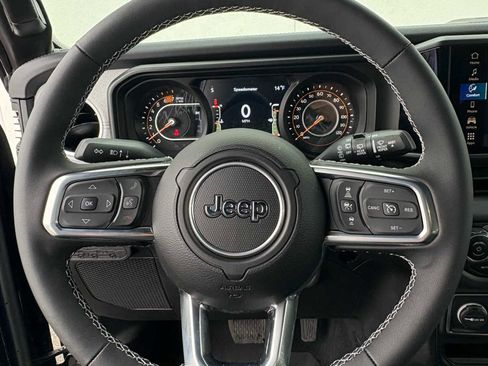 Used 2025 Jeep Wrangler Sahara image 15