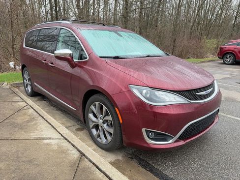 Used 2019 Chrysler Pacifica Limited w/ Tire & Wheel Group image 3