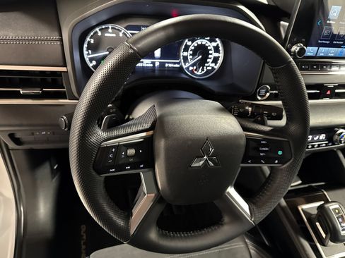 Used 2023 Mitsubishi Outlander SE AWD/4WD image 19