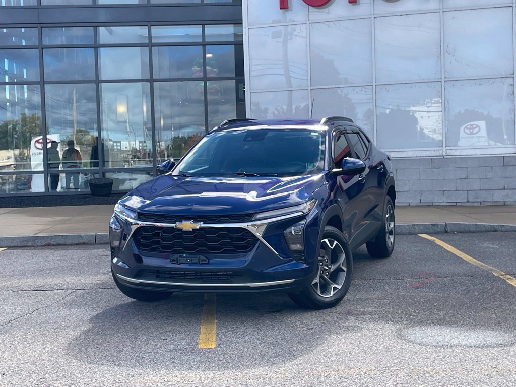 Used 2024 Chevrolet Trax LT w/ Driver Confidence Package FWD image 1