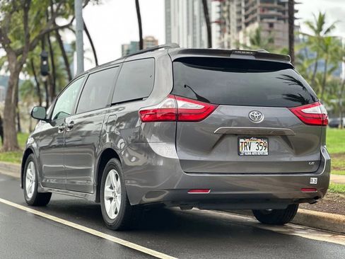 Used 2019 Toyota Sienna LE image 3