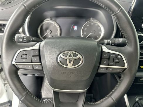 Used 2023 Toyota Highlander XLE AWD/4WD image 21