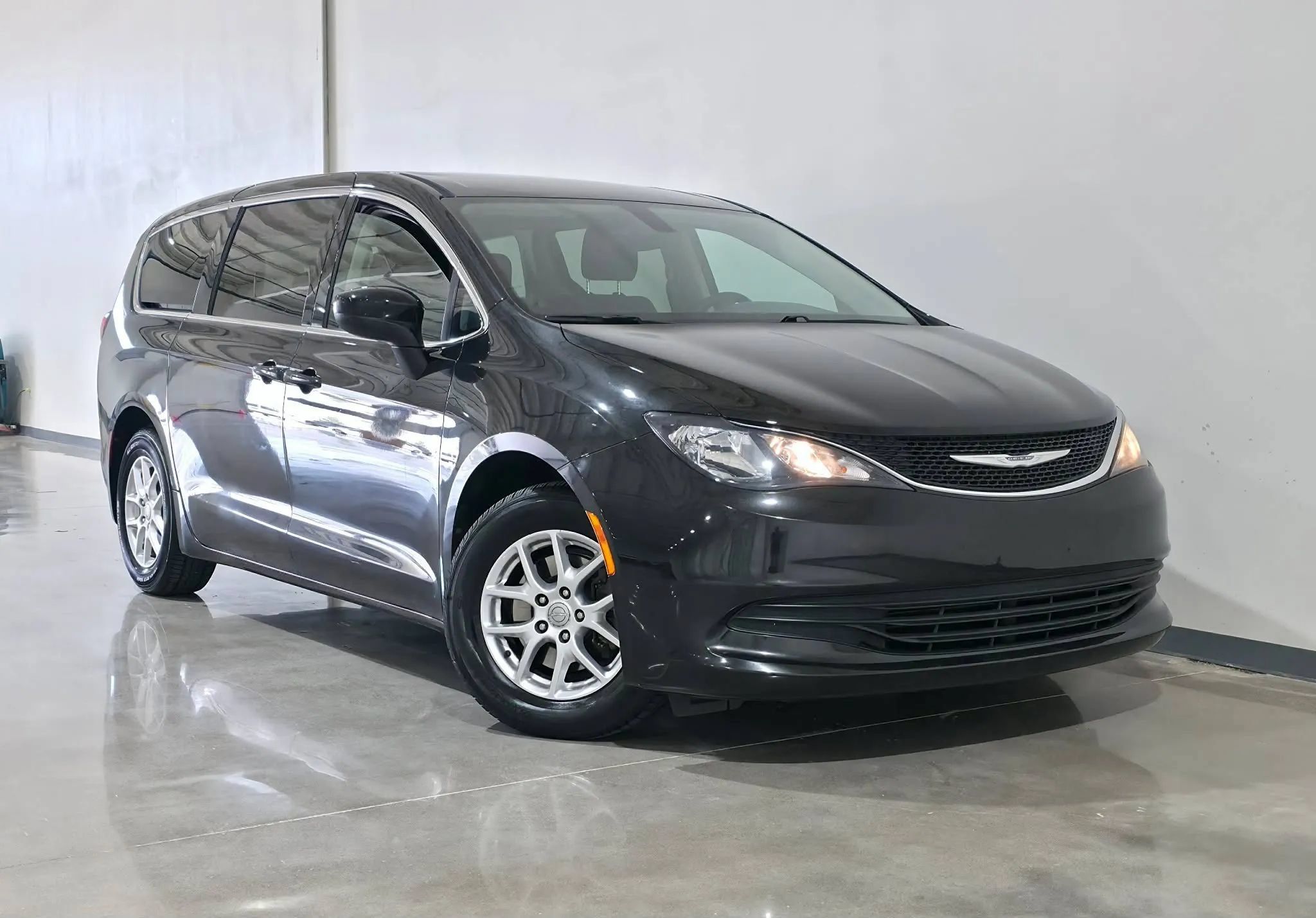 Used 2017 Chrysler Pacifica Touring FWD image 1