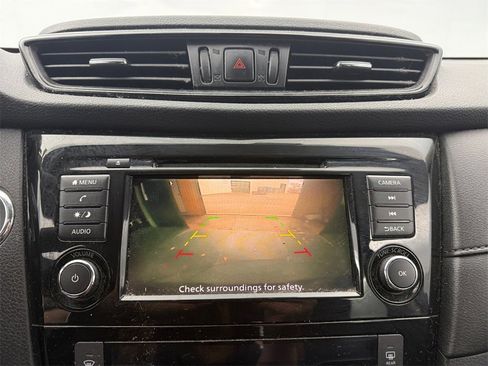 Used 2020 Nissan Rogue SV image 18