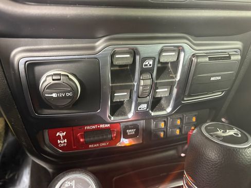 Used 2019 Jeep Wrangler Unlimited Rubicon w/ Cold Weather Group AWD/4WD image 18