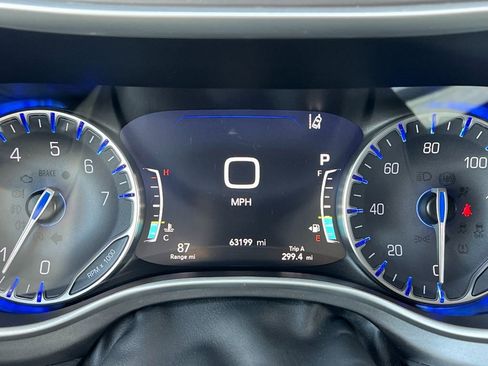 Certified 2024 Chrysler Pacifica Touring-L image 31