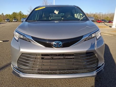 Used 2022 Toyota Sienna Limited image 8