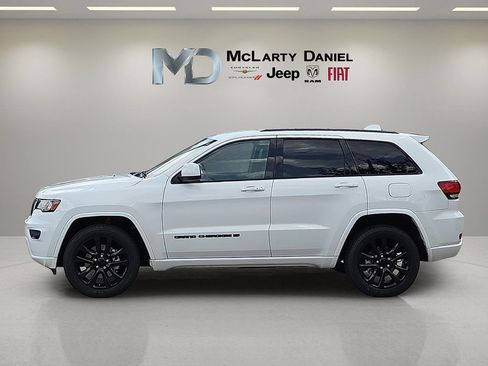 Used 2022 Jeep Grand Cherokee Laredo X AWD/4WD image 3