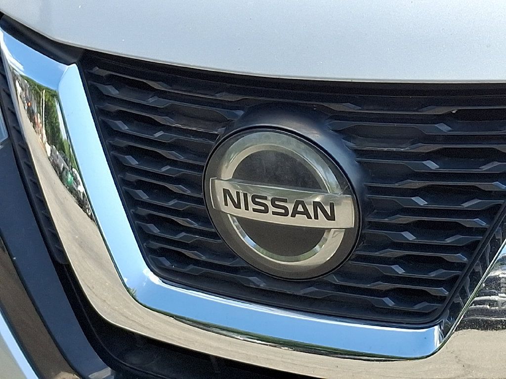 Used 2018 Nissan Rogue SV w/ Premium Package FWD image 4