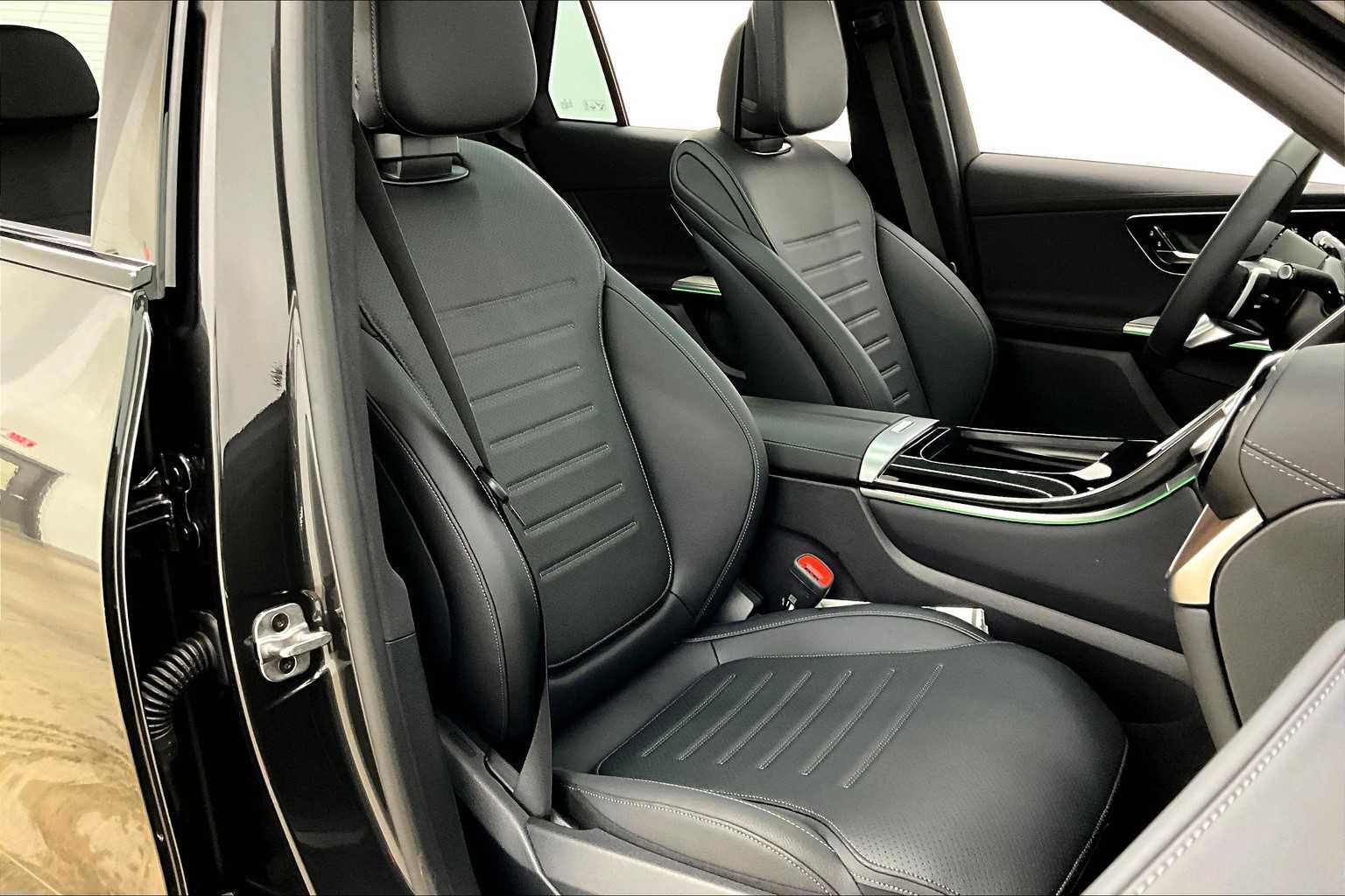 Used 2025 Mercedes-Benz GLC 300 4MATIC image 9