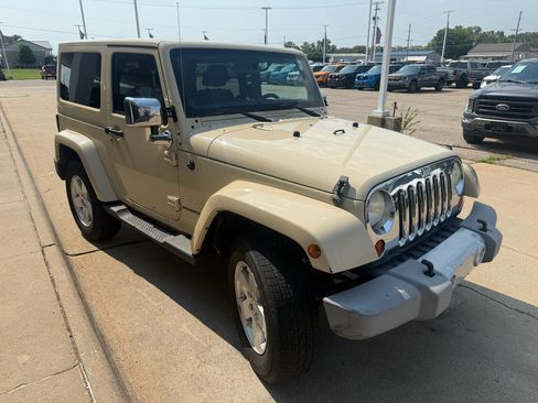 Used 2011 Jeep Wrangler Sahara w/ Dual Top Group AWD/4WD image 9
