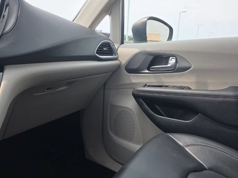 Used 2023 Chrysler Pacifica Touring-L FWD image 19