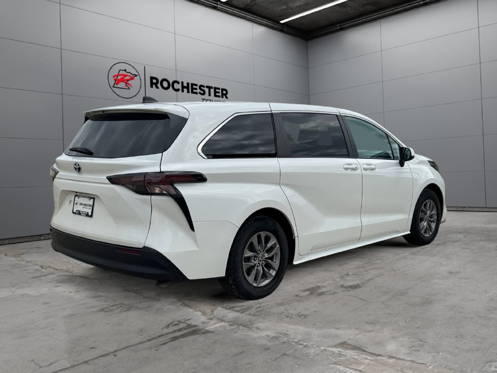 Used 2023 Toyota Sienna LE AWD/4WD image 5