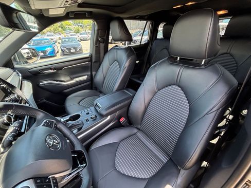 Used 2025 Toyota Highlander XSE AWD/4WD image 40