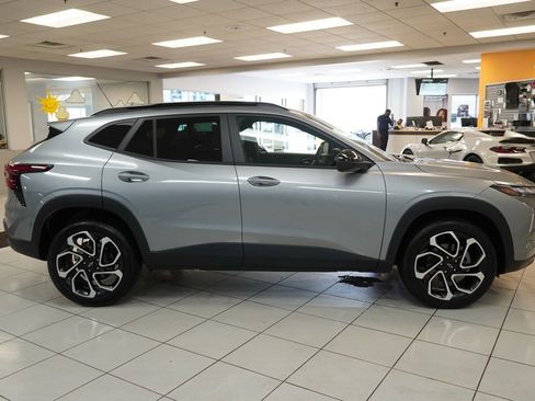 Certified 2025 Chevrolet Trax RS w/ Driver Confidence Package image 12