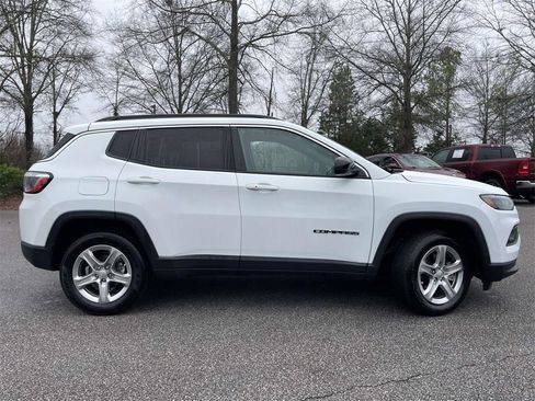 Used 2024 Jeep Compass Latitude image 2