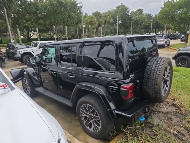 Used 2022 Jeep Wrangler Unlimited Sahara AWD/4WD image 8