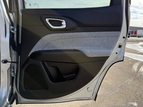 Used 2024 Jeep Compass Latitude image 18