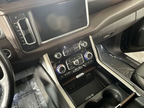 Used 2021 GMC Yukon Denali w/ Denali Premium Package image 16